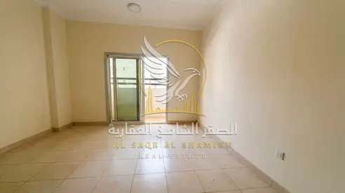 غرفة وصالة اول ساكن مع بلكون بأطلالة تشطيب حديث سوبر ديلوكس موقع مميز قريب من مخرج دبي وشاطئ الحيرة