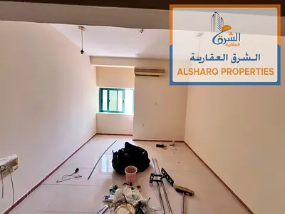 تاني صف كورنيش عجمان مساحه كبيره ببلكونه إطلاله ممتازه شقه مضيئه بالكامل موقع مميز
