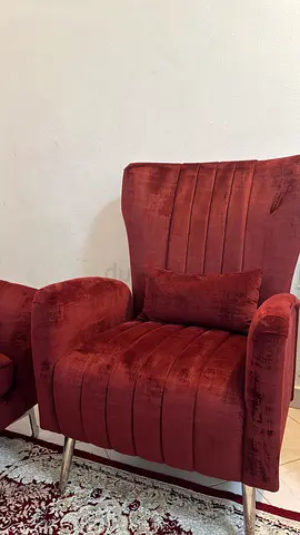 طقم كنب فاخر أنيق ومميز من المخمل
الطقم يتكون من:
• كنبة كبيرة
• كنبة متوسطة
• كرسي مفرد