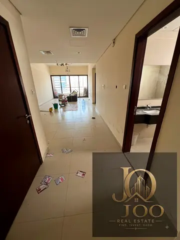 غرفه وصاله مساحه واسعه جدا | بلكونه اطلاله مفتوحه | الغرفه ماستر | علي الشارع الرئيسي