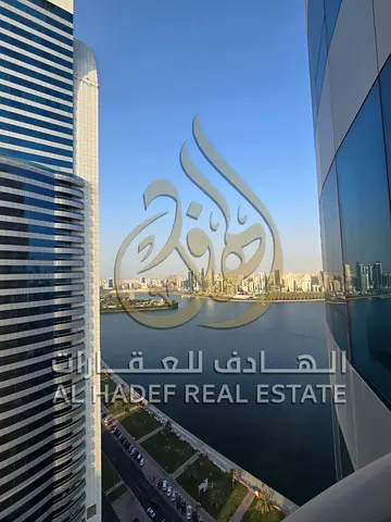 تكييف مجانًا على المالك – باركينج وجيم ومسبح مجانًا – بلكونة بإطلالة بحرية – غرفة خادمة – غرفة استور – خزائن بالحائط – موزّع للخصوصية .