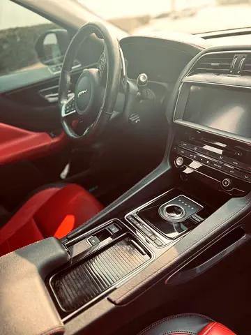صورة 6 لـ 2019 Jaguar F-PACE