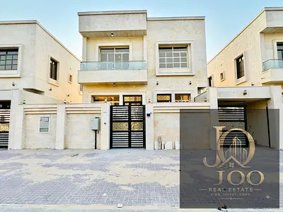 This villa has been occupied only once and boasts excellent condition and high-end finishes. It features a spacious setback area at the front—providin