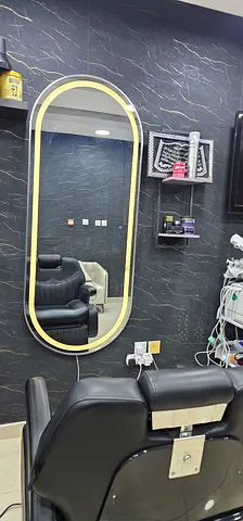 كرسي حلاقة احترافي ومرآة بإضاءة LED – Professional Barber Chair & LED Lighted Mirror