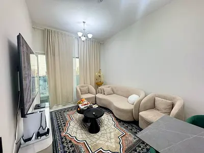 شقه جاهزه للسكن مع كامل الفرش وتكييف مجاني وباركن مظلل علي طريق الشيخ محمد بن زايد مباشره
