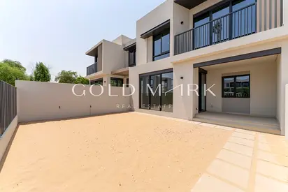 Middle Unit | 4 beds Townhouse | Vacant