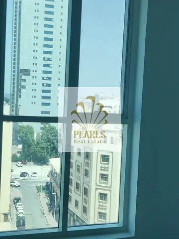 للإيجار السنوي شقة راقية وواسعة غرفتين وصالة في كورنيش عجمان صف أول | إطلالة مفتوحة بالكامل، بلكونة، خزائن بالحائط وتكييف مركزي | 48,000 درهم