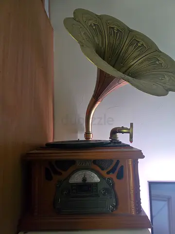 Vintage Style Gramophone Phonograph with 4 records