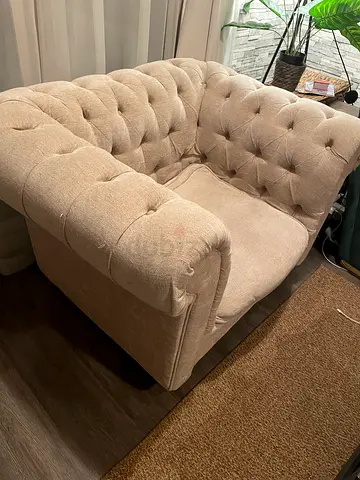 Beige tufted 2-seater sofa in good condition