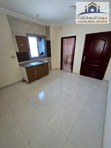 🏠 للإيجار – استوديو في القليعة 🏡 استوديو مناسب للعائلات فقط 💰 الإيجار السنوي: 16,000 درهم 💳 الدفع: 4 دفعات 💵 التأمين: 1,500 درهم كاش 💵 الرسوم:
