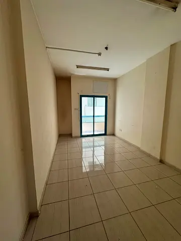 شقة بسعر خيالى غرفه و صاله للايجار السنوى فى الشارقة منطقه القاسميه  قريبه من ميغا مول-تكييف مركزى- حمام-تكييف مركزى-أربع دفعات سداد