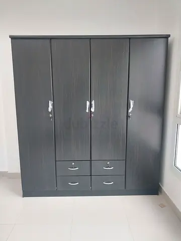 Dark wood 4-door wardrobe with drawers
