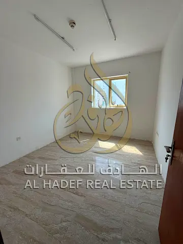 **للإيجار في الشارقة الخان شقة 3 غرف وصالة مع صالة منفصلة بباب خاص مساحة ممتازة موقع مميز مقابل شقة ببلكونة شيرنج صريح الدفع على 4 أو 6 دفعات السعر 64