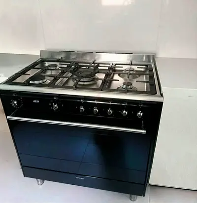 Smeg Premium Black Range Cooker – Gas Hob & Electric Oven