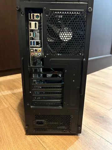 Thermaltake Gaming Case + 700W PSU + Corsair AIO + ASUS Z590 Board (For Parts)