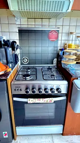 Nikai 60×60 cm freestanding 4-burner gas cooker and oven in excellent, like-new condition.