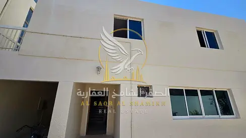 فيلا طابقين للإيجار السنوي مجددة بالكامل بدون تأمين بحوش واسع وثلاث غرف منها ماستر صالون واسع مجلسين غرفة استور باركن داخلي خارجي