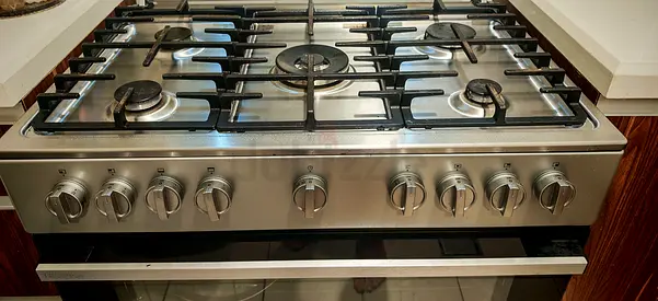 5-Burner Stainless Steel Gas Cooker with Oven – Excellent Working Condition
