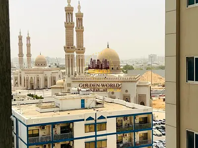 شقة غرفتين وصالة للإيجار في المجاز 2، بتوزيع عملي ومساحة مريحة للعائلات. تضم غرفة ماستر، 3 حمّامات، وخزائن حائط، مع نوافذ بانورامية تمنح الشقة إضاءة ط
