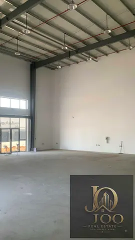 تشغيل فوري | كهرباء 100 كيلوواط | مساحة 6600 قدم | شارع رئيسي | تحميل وتفريغ سهل | فرصة صناعية مميزة