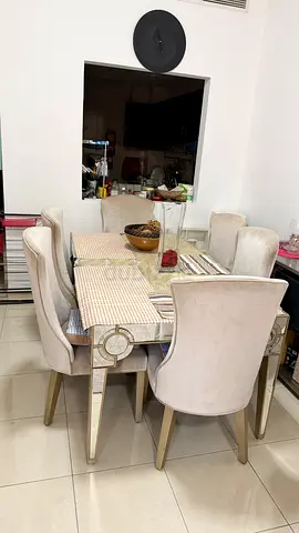 Mirror Dining table with 6 beige chairs - good condition