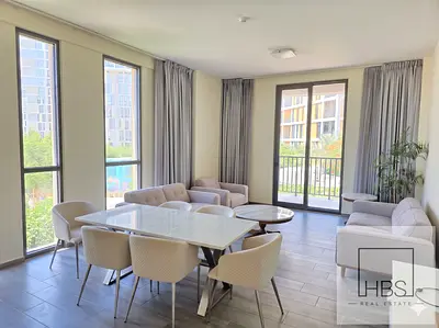 SPACIOUS LIVING ROOM | PARK VIEW | STORAGE