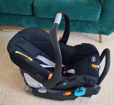 Chicco Rear-Facing Infant Car Seat – Safe & Clean – Lightly Used