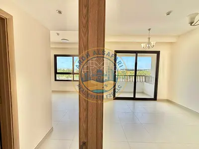 شقة فاخرة وجميلة مكونة من غرفة نوم وصالة (1 BHK) مع حمامين، بسعر 40 ألفاً فقط.