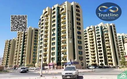 شقة واسعة مكونة من غرفة نوم واحدة وغرفة معيشة للإيجار في أبراج الراشدية، تقع في منطقة حيوية، وبسعر مغرٍ يبلغ 285,000 درهم إماراتي.