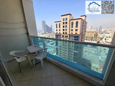شقة للإيجار في أبراج عجمان وان، تتكون من غرفتي نوم وغرفة معيشة ومطبخ مغلق.