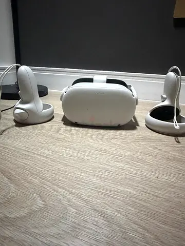 Meta Quest 2 (Oculus) VR headset with controllers - white