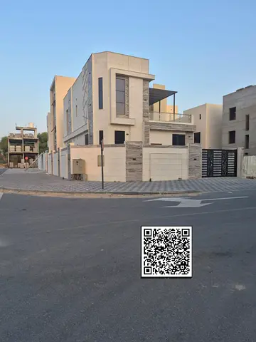 أربع غرف نوم رئيسية مع غرفة معيشة رئيسية واحدة مع سطح ومساحة جيدة