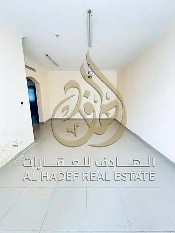 شقة غرفتين وصالة للإيجار السنوي في الخان بموقع ممتاز وإطلالة جانبية ومساحات واسعة وحمامين وتصميم عملي مناسبة للعائلات بسعر 45 ألف درهم مع خيارات دفع م