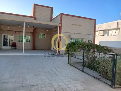 للبيع بيت في امارة الشارقة  منطقة الغافية  مساحة الارض 10000قدم  شارع امامي و شارع خلفي  مقابل المدرسة علي شارع قار