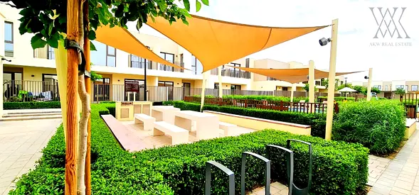 SINGLE ROW - CORNER UNIT - NEAR TO PARK