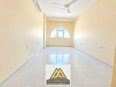 غرفتين وصالة | حمامان | مطبخ مغلق | تكييف سبليت | موقع على شارع | باركن ترابي | 30,000 درهم سنوي | 4 دفعات | بالقرب من شارع الشيخ عمار