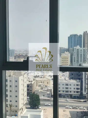 للإيجار السنوي شقة راقية وواسعة غرفتين وصالة في كورنيش عجمان صف أول | إطلالة مفتوحة بالكامل، بلكونة، خزائن بالحائط وتكييف مركزي | 45,000 درهم