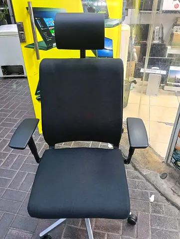 Steelcase with headrest chair for selling.fully loaded chair