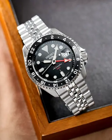 Seiko 5 Sports Bruce Wayne SBSC001
