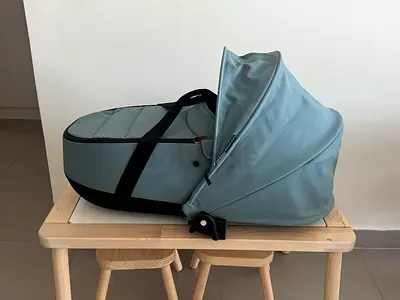 Yoyo Bassinet Aqua and adaptors