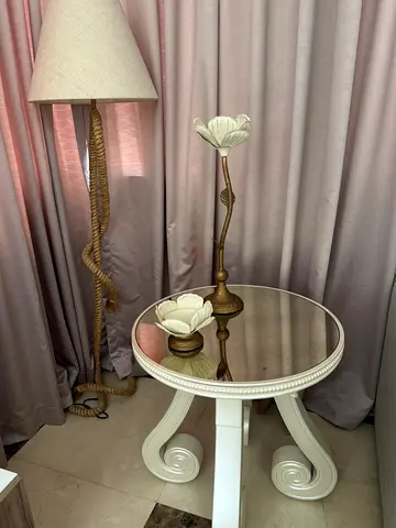 White round accent side table with decorative brass flower lamps (set)