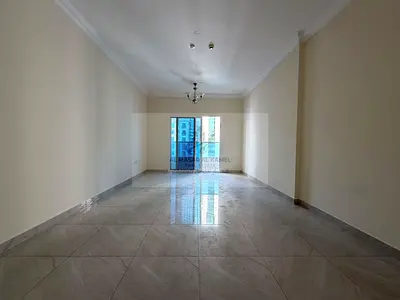 شقة عائلية فاخرة جداً بحالة ممتازة (ثاني ساكن) وتصاميم عصرية راقية، تتميز بإطلالة بانورامية مفتوحة وتوزيع مريح للمساحات، تقع في موقع حيوي واستراتيجي