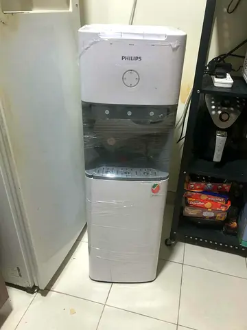 Bottom load water dispenser