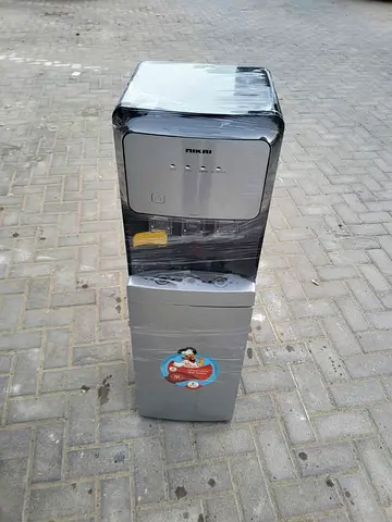 Bottom load water dispenser