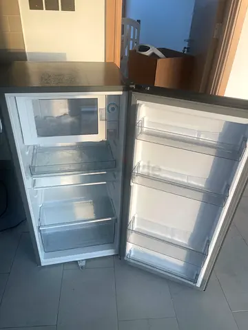 Compact single-door refrigerator with freezer compartment - very good condition