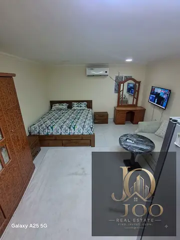 استديو واسع ومجهز. مناسب للعائلات. شامل الكهرباء والمياه. إنترنت عالي السرعة. صيانة متوفرة طوال فترة الإقامة. جاهز للسكن مباشرة.