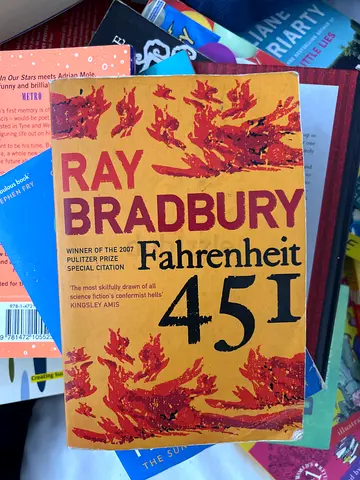 Fahrenheit 451 by Ray Bradbury - Paperback