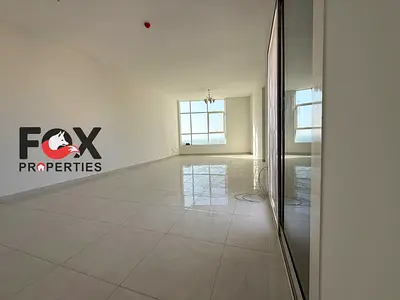 للايجار السنوي في عجمان منطقه الرميله علي بعد خطوات من الكورنيش 3 غرف وصاله وغرفه خادمه و باركينج فري 2 بلكونه 4 حمام