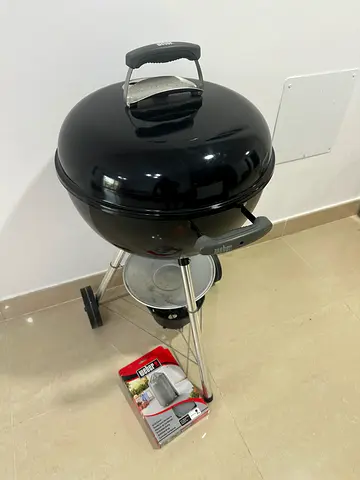 Weber Charcoal Grill on Wheels – Excellent Condition, Used 3-4 times.