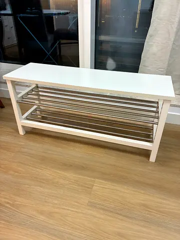 White shoe rack/bench with metal slats - good condition